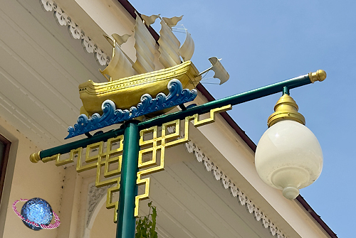 Chinese Junk with Eternal Knot Street Lantern, Khwaeng Wat Kanlaya, Khet Thonburi, Bangkok