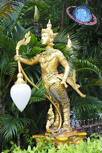 Golden Kinnaburut Street Lantern, Tambon Bo Put, Amphur Ko Samui, Surat Thani