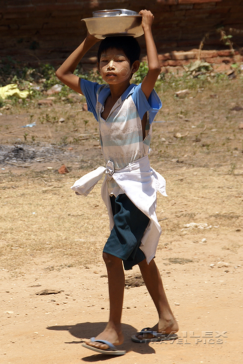 Mingun Boy, Mandalay (Myanmar)